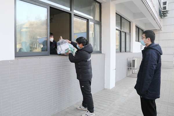 1671697971315672.jpg 发放药品.JPG