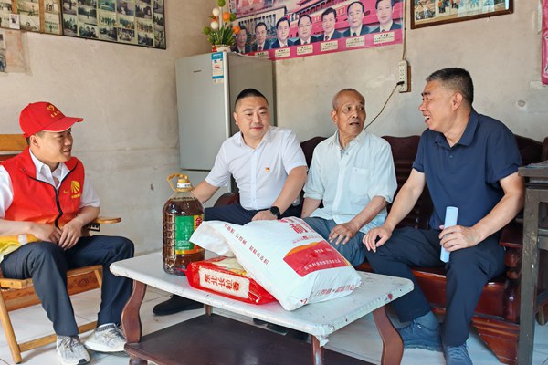 1783583244209722.jpg 慰问老党员王公民_副本.jpg